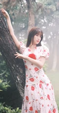 虞书欣在雾气袅绕的微光森林中 身着玫瑰花长裙安静优雅写真图片