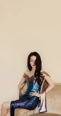 迪丽热巴蓝色渐变人鱼裙礼服穿搭优雅气质沙发写真图片