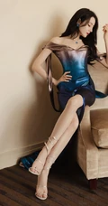 迪丽热巴蓝色渐变人鱼裙礼服穿搭优雅气质沙发写真图片