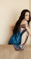迪丽热巴蓝色渐变人鱼裙礼服穿搭优雅气质沙发写真图片