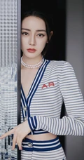 迪丽热巴休闲蓝白条纹针织套装穿搭慵懒惬意居家写真图片