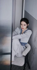 迪丽热巴休闲蓝白条纹针织套装穿搭慵懒惬意居家写真图片