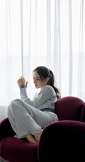 迪丽热巴休闲蓝白条纹针织套装穿搭慵懒惬意居家写真图片