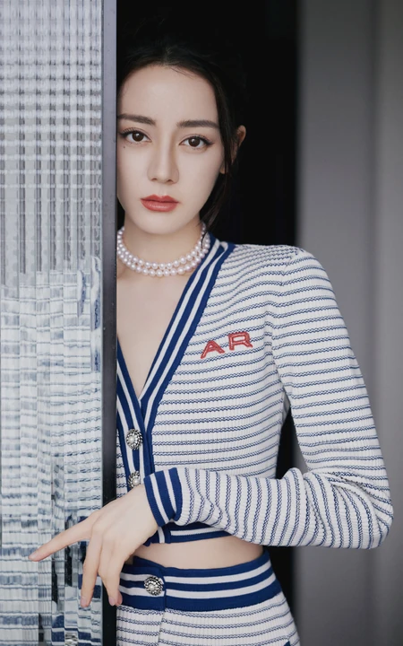 迪丽热巴休闲蓝白条纹针织套装穿搭慵懒惬意居家写真图片