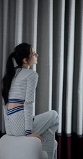 迪丽热巴休闲蓝白条纹针织套装穿搭慵懒惬意居家写真图片