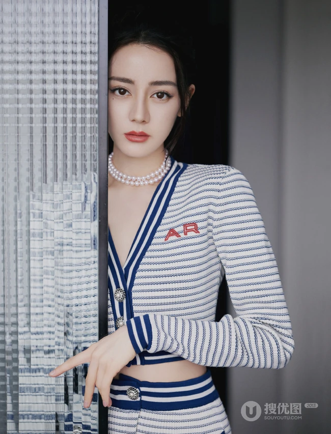 迪丽热巴休闲蓝白条纹针织套装穿搭慵懒惬意居家写真图片