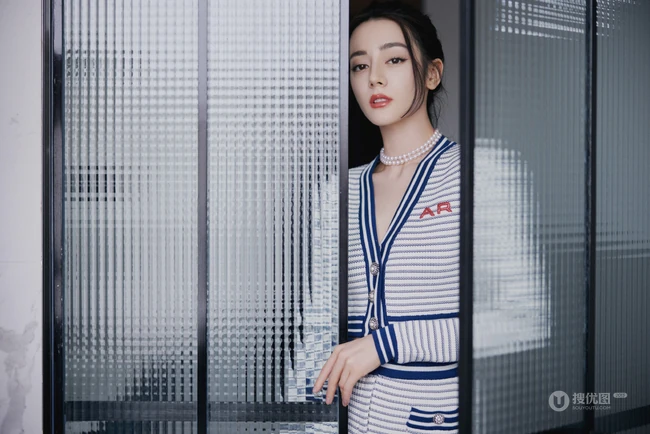 迪丽热巴休闲蓝白条纹针织套装穿搭慵懒惬意居家写真图片