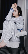 迪丽热巴休闲蓝白条纹针织套装穿搭慵懒惬意居家写真图片