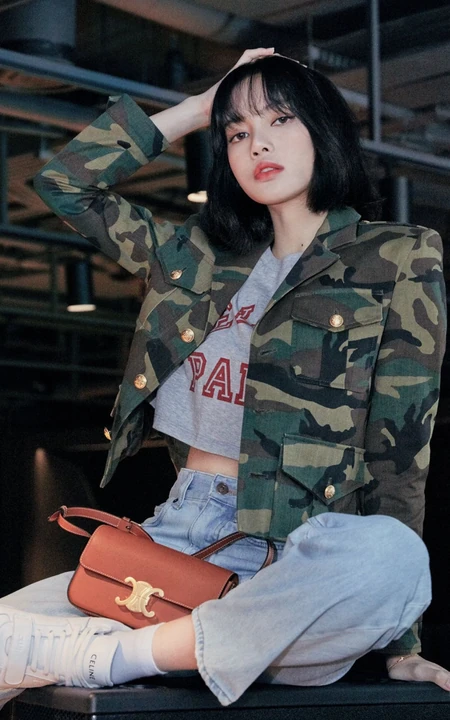 坐在桌子上的Lisa休闲简单迷彩夹克衣牛仔裤穿搭高清手机壁纸图片