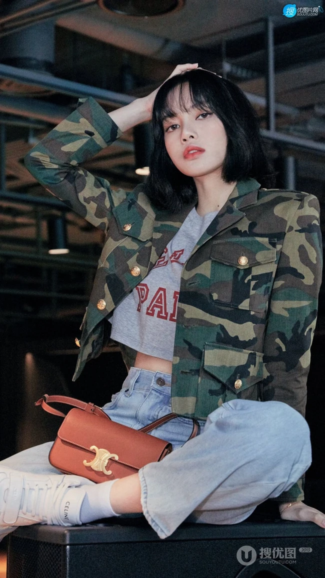 坐在桌子上的Lisa休闲简单迷彩夹克衣牛仔裤穿搭高清手机壁纸图片