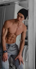 身材超完美的欧美肌肉帅哥男模精选高清室内自拍照片