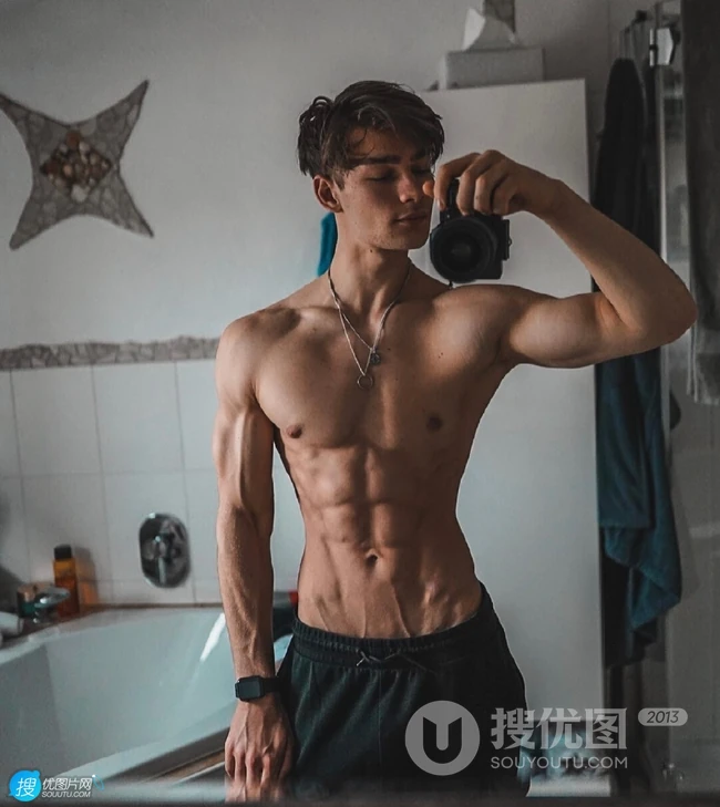 身材超完美的欧美肌肉帅哥男模精选高清室内自拍照片