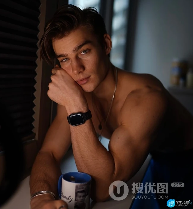 身材超完美的欧美肌肉帅哥男模精选高清室内自拍照片