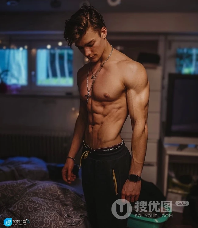 身材超完美的欧美肌肉帅哥男模精选高清室内自拍照片