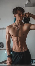身材超完美的欧美肌肉帅哥男模精选高清室内自拍照片