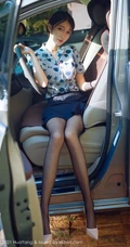 动人心扉的气质时尚女生玥儿玥er空姐制服装短裙深袜袜街拍车拍写真美照