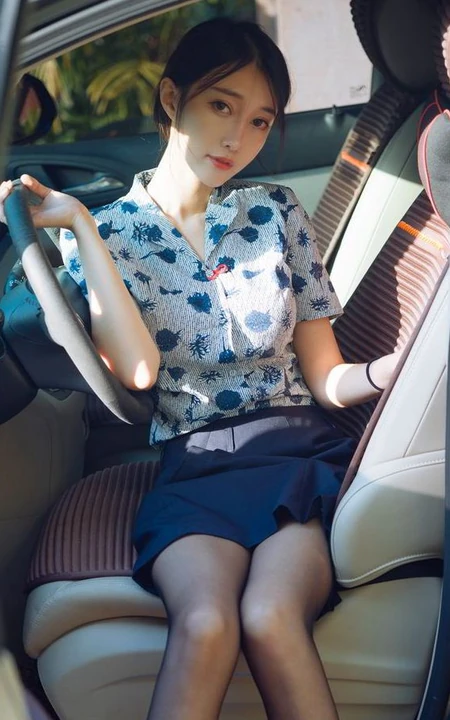 动人心扉的气质时尚女生玥儿玥er空姐制服装短裙深袜袜街拍车拍写真美照
