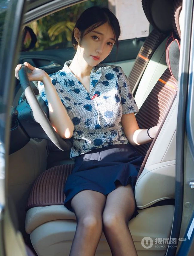 动人心扉的气质时尚女生玥儿玥er空姐制服装短裙深袜袜街拍车拍写真美照