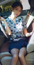 动人心扉的气质时尚女生玥儿玥er空姐制服装短裙深袜袜街拍车拍写真美照