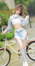 骑自行车的气质甜美可爱混血女孩少女小清新街拍写真套图