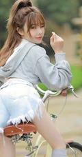 骑自行车的气质甜美可爱混血女孩少女小清新街拍写真套图