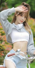 骑自行车的气质甜美可爱混血女孩少女小清新街拍写真套图