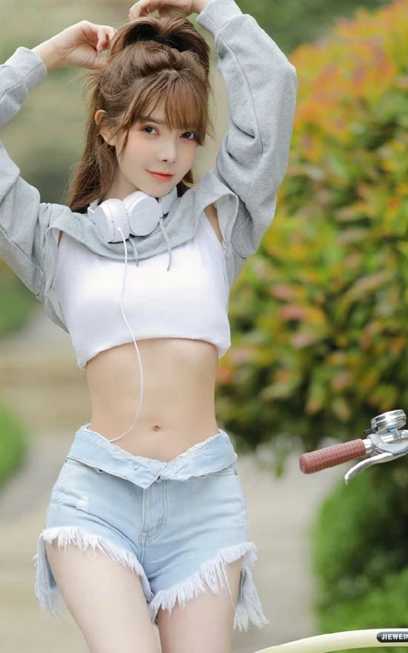 骑自行车的气质甜美可爱混血女孩少女小清新街拍写真套图