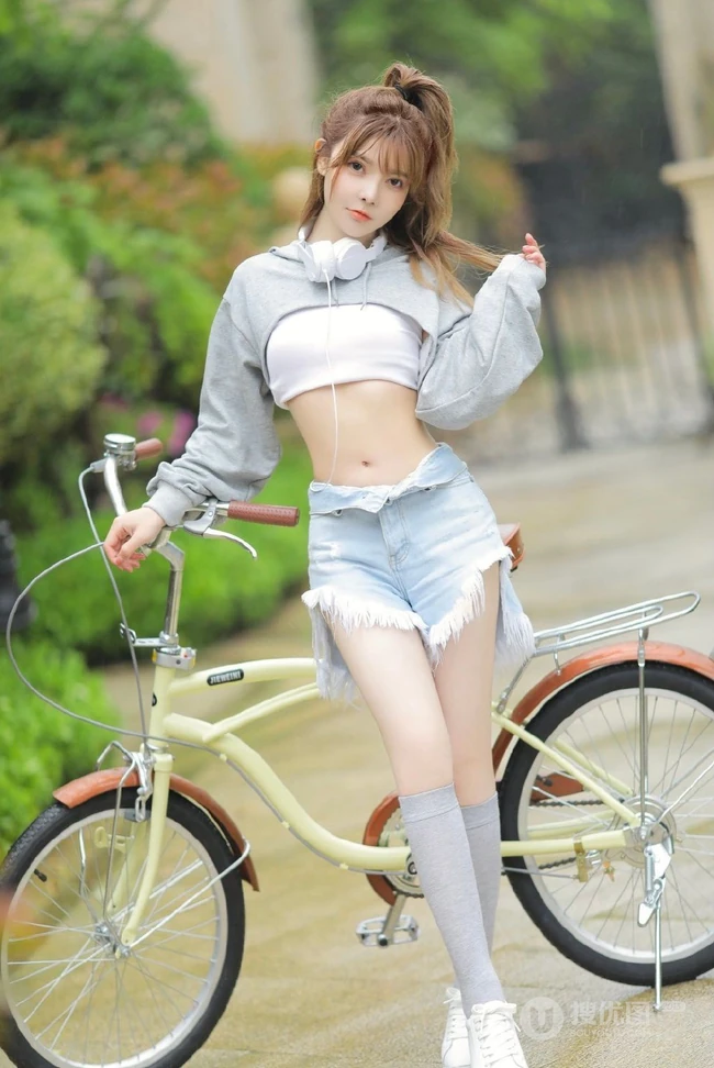 骑自行车的气质甜美可爱混血女孩少女小清新街拍写真套图