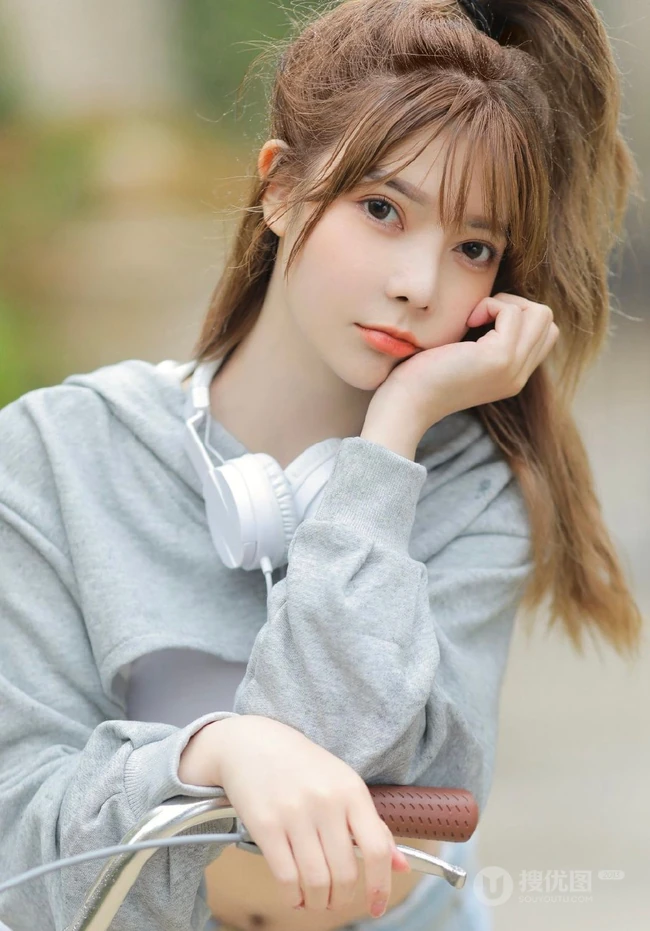 骑自行车的气质甜美可爱混血女孩少女小清新街拍写真套图