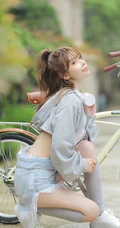 骑自行车的气质甜美可爱混血女孩少女小清新街拍写真套图