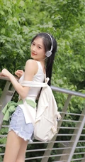 黑直长发马尾辫发型可爱元气少女紧身白背心牛仔短裤穿着清新街拍图片