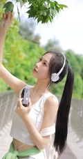 黑直长发马尾辫发型可爱元气少女紧身白背心牛仔短裤穿着清新街拍图片