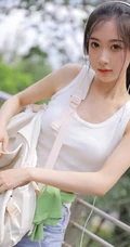 黑直长发马尾辫发型可爱元气少女紧身白背心牛仔短裤穿着清新街拍图片