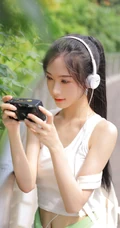 黑直长发马尾辫发型可爱元气少女紧身白背心牛仔短裤穿着清新街拍图片