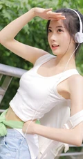 黑直长发马尾辫发型可爱元气少女紧身白背心牛仔短裤穿着清新街拍图片