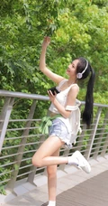 黑直长发马尾辫发型可爱元气少女紧身白背心牛仔短裤穿着清新街拍图片