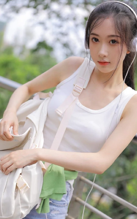 黑直长发马尾辫发型可爱元气少女紧身白背心牛仔短裤穿着清新街拍图片