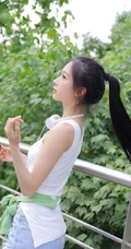 黑直长发马尾辫发型可爱元气少女紧身白背心牛仔短裤穿着清新街拍图片