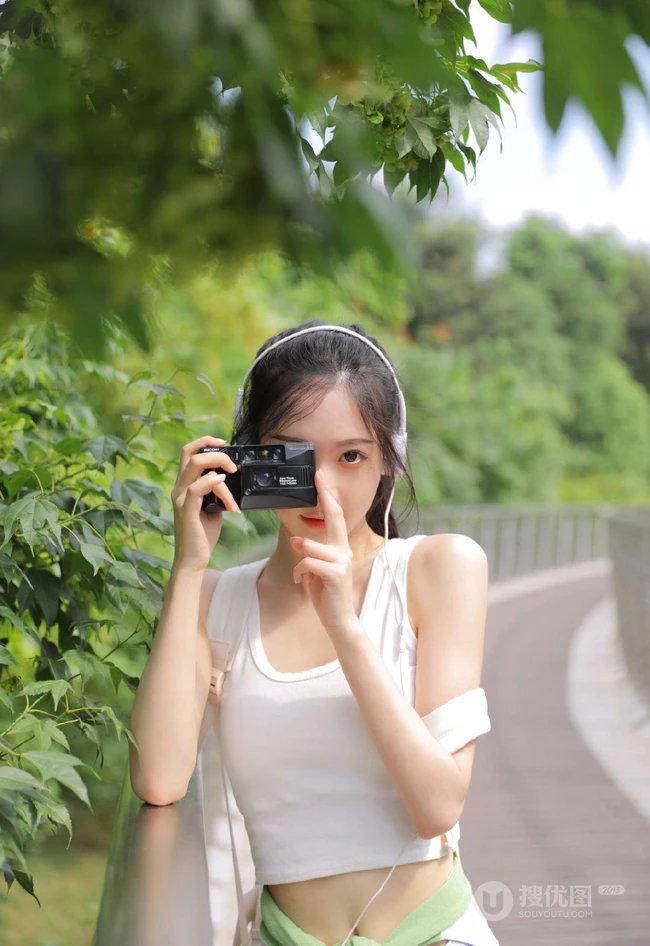 黑直长发马尾辫发型可爱元气少女紧身白背心牛仔短裤穿着清新街拍图片