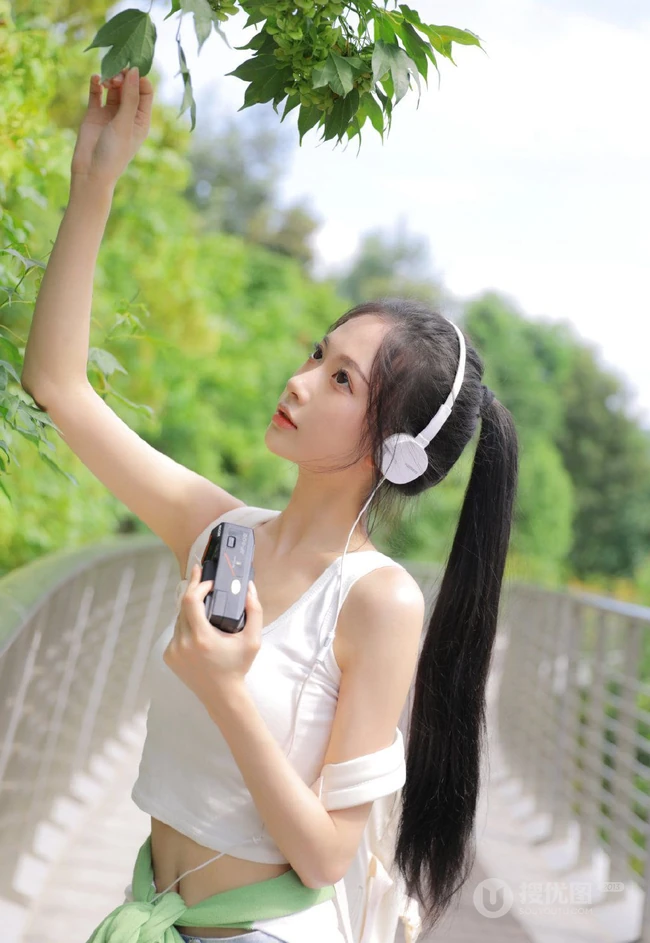 黑直长发马尾辫发型可爱元气少女紧身白背心牛仔短裤穿着清新街拍图片
