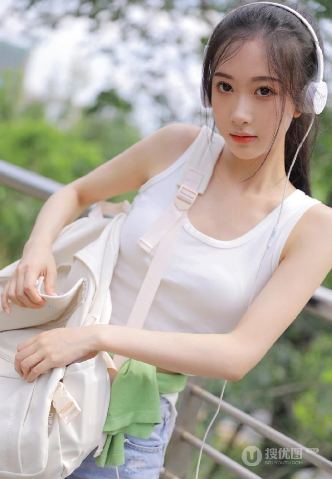 黑直长发马尾辫发型可爱元气少女紧身白背心牛仔短裤穿着清新街拍图片