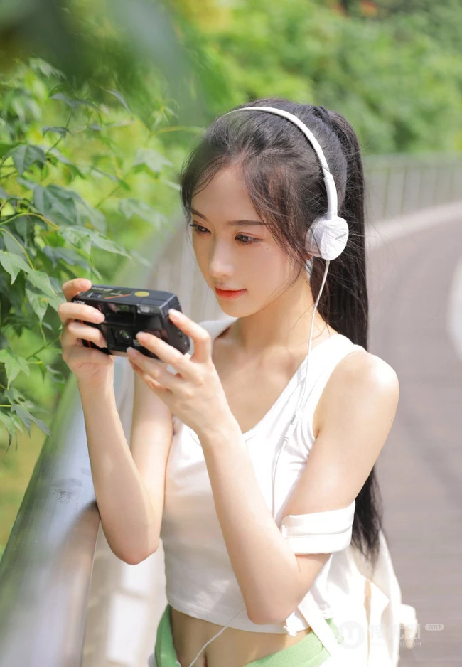 黑直长发马尾辫发型可爱元气少女紧身白背心牛仔短裤穿着清新街拍图片