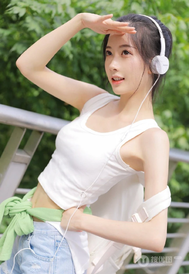 黑直长发马尾辫发型可爱元气少女紧身白背心牛仔短裤穿着清新街拍图片