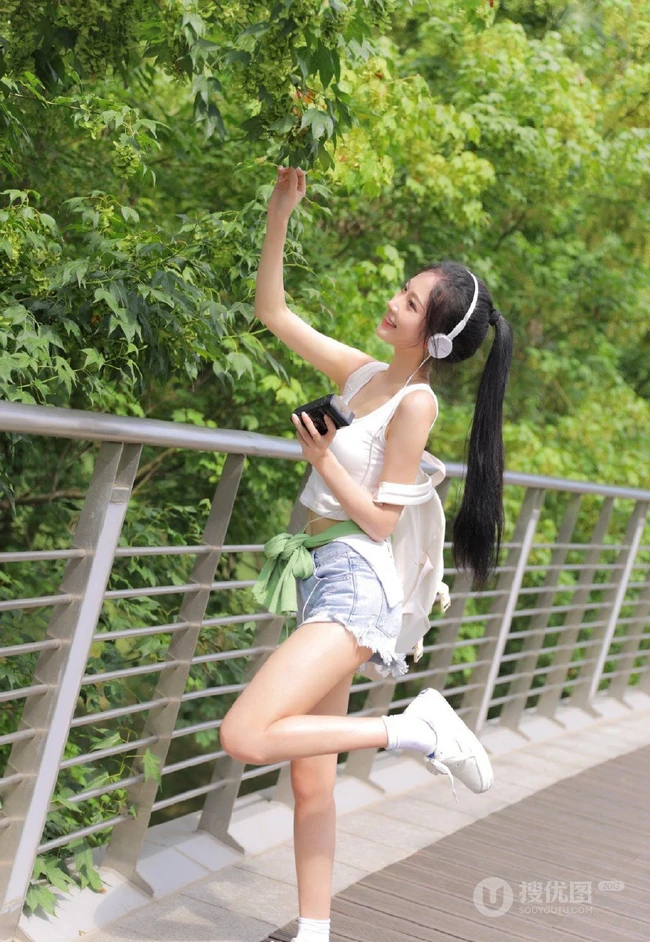 黑直长发马尾辫发型可爱元气少女紧身白背心牛仔短裤穿着清新街拍图片