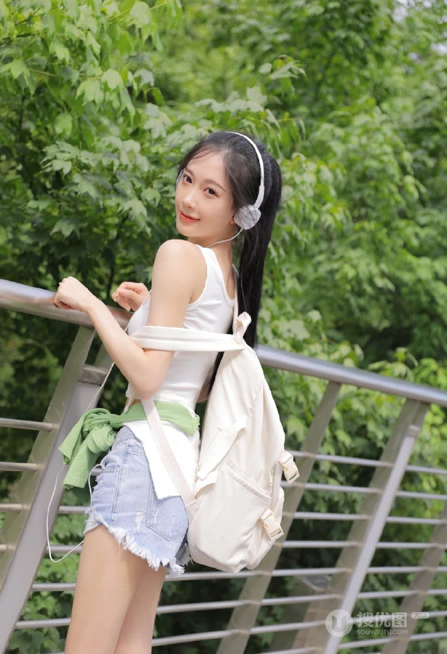 黑直长发马尾辫发型可爱元气少女紧身白背心牛仔短裤穿着清新街拍图片