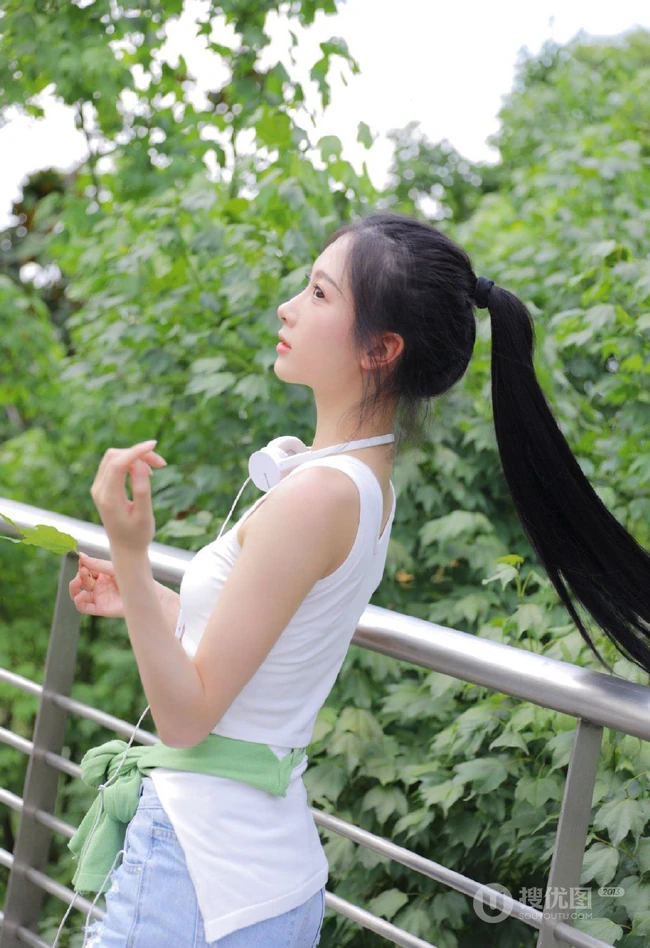 黑直长发马尾辫发型可爱元气少女紧身白背心牛仔短裤穿着清新街拍图片
