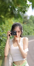 黑直长发马尾辫发型可爱元气少女紧身白背心牛仔短裤穿着清新街拍图片