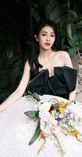 白鹿气质时尚黑色迷你短裙着身演绎花与少女唯美写真图片