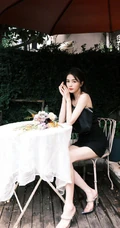 白鹿气质时尚黑色迷你短裙着身演绎花与少女唯美写真图片