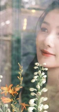 白鹿气质时尚黑色迷你短裙着身演绎花与少女唯美写真图片